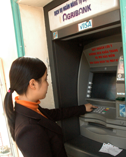 Khách hàng sử dụng dịch vụ ATM của NHNo&PTNT trên địa bàn thành phố Hòa Bình.